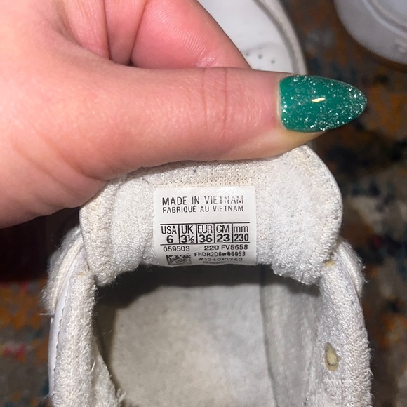 white reebok sneakers - size 6 - Picture 3 of 4